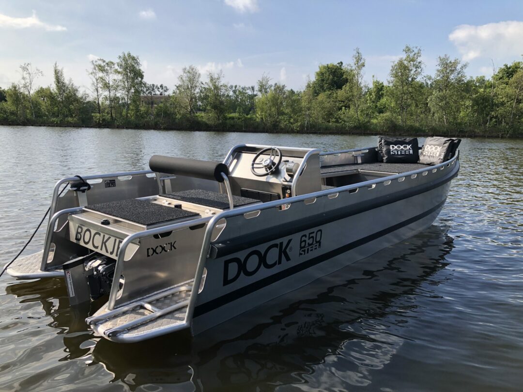 Sloep glijdt door het water
