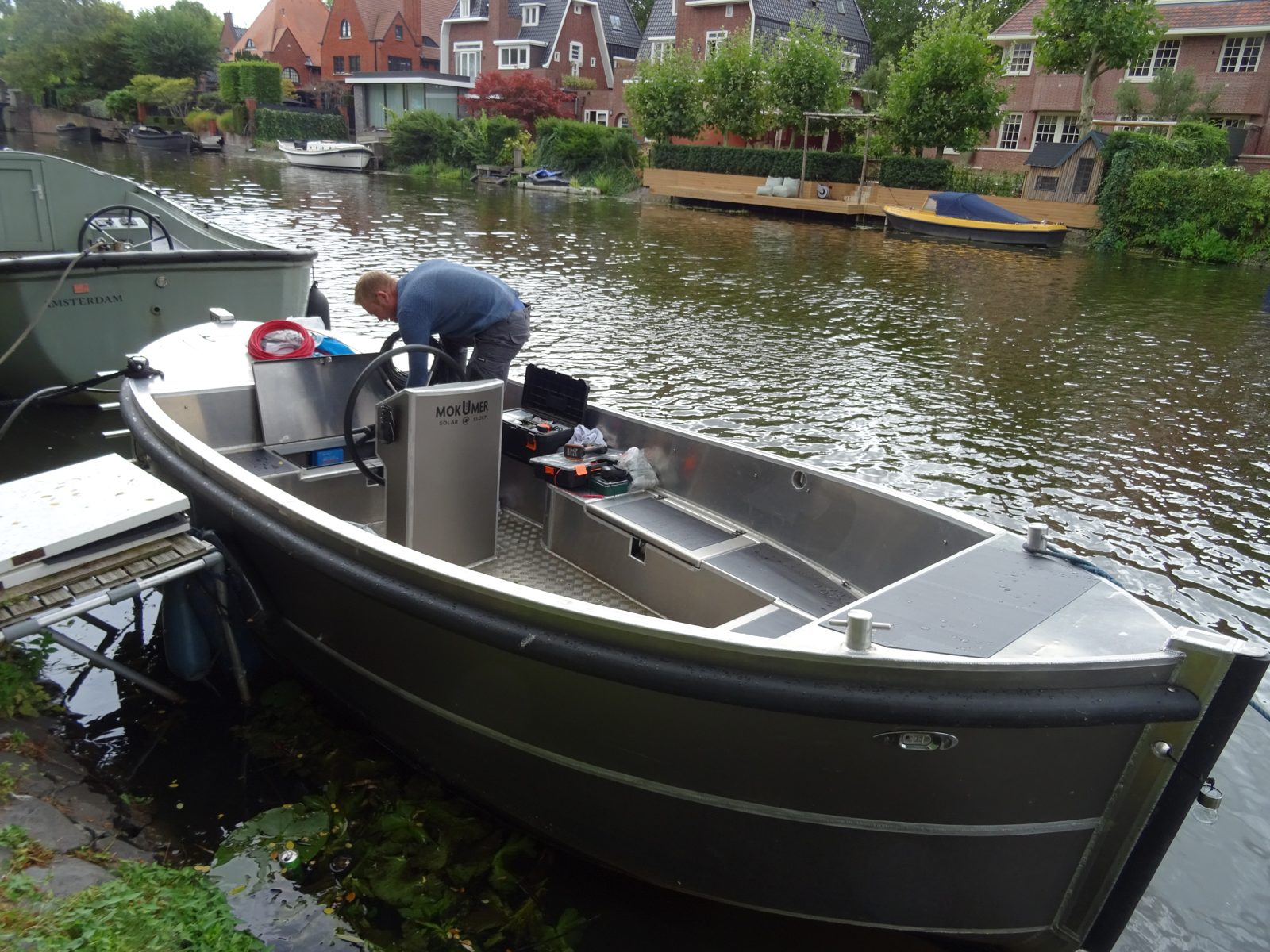 Gerard aan het werk tijdens een ombouw aan de kade